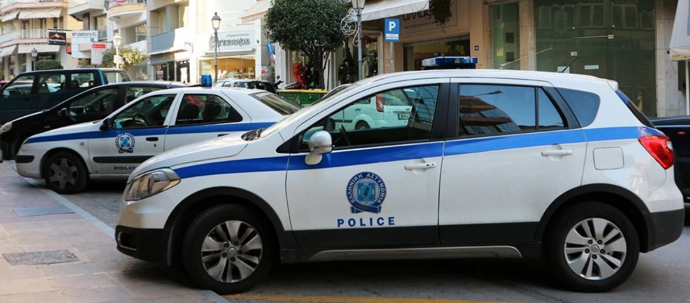 Kαβάλα: Αστυνομική επιχείρηση έξω από αντιπροσωπεία αυτοκινήτων - Σκάβουν με σκαπτικά μηχανήματα στον προαύλιο χώρο